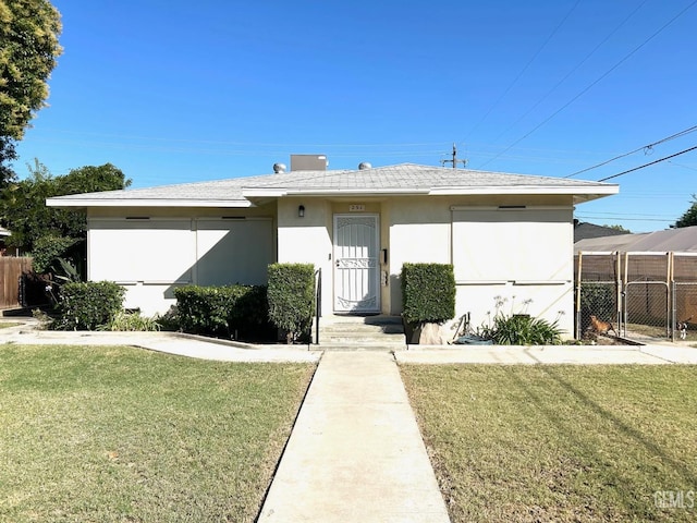 view of front facade featuring a front yard