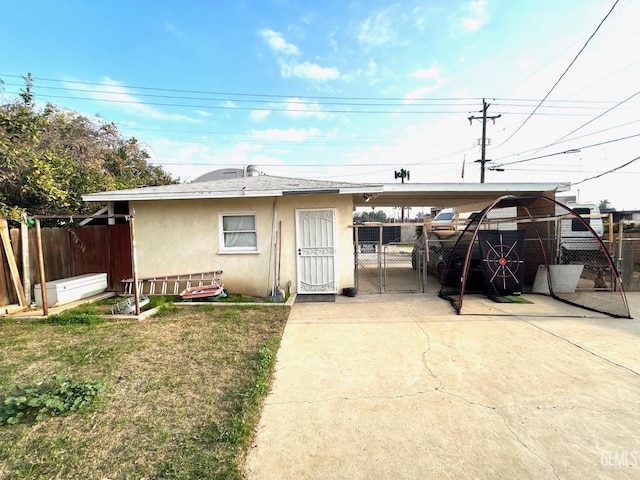 view of front of home featuring a front lawn