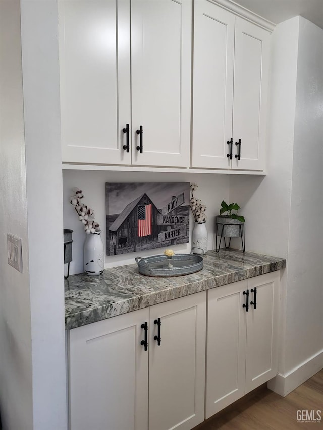 9101 Kern Island St, Bakersfield, CA 93307 - bar featuring wood finished floors and baseboards