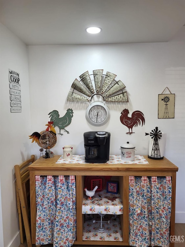 9101 Kern Island St, Bakersfield, CA 93307 - detailed view of baseboards and recessed lighting