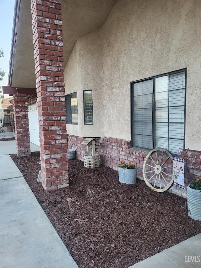 9101 Kern Island St, Bakersfield, CA 93307 - exterior view of stucco siding and brick siding