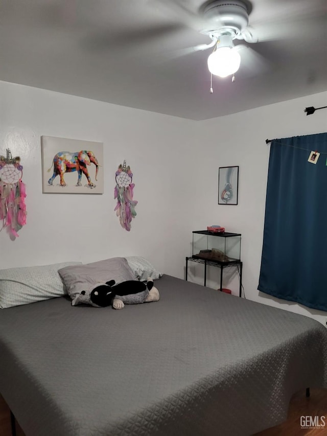 9101 Kern Island St, Bakersfield, CA 93307 - bedroom featuring ceiling fan