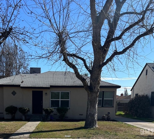 view of front of property featuring a front lawn