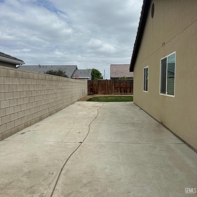 9400 Carriage Creek Ct, Bakersfield, CA 93311 - view of patio with a fenced backyard