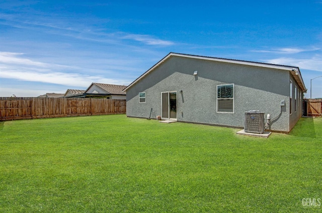 6003 Vespucci Ave, Bakersfield, CA 93313 - back of property featuring a fenced backyard and stucco siding