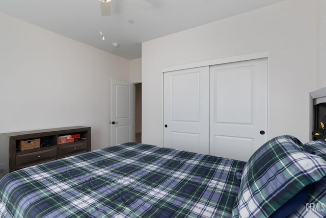 bedroom featuring ceiling fan and a closet