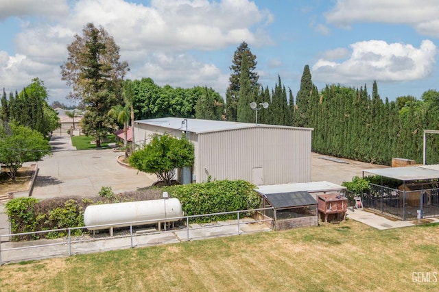 view of yard with an outdoor structure