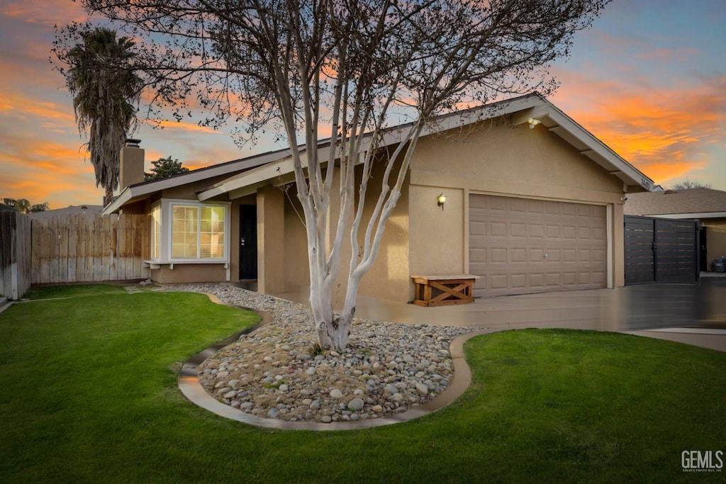 view of front of home featuring a yard and a garage