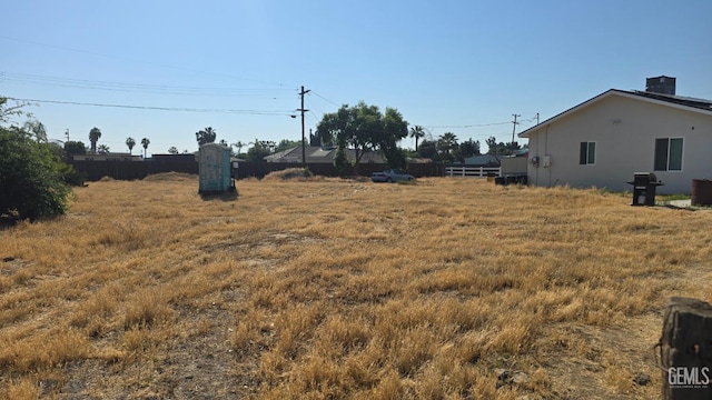 6304 Stanley St, Bakersfield, CA 93308 - view of yard