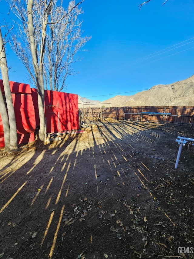 view of yard with a mountain view