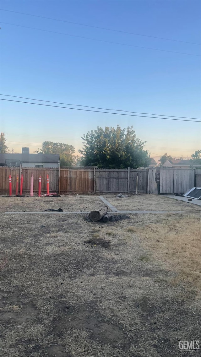 8300 Lexington Ave, Bakersfield, CA 93306 - view of yard