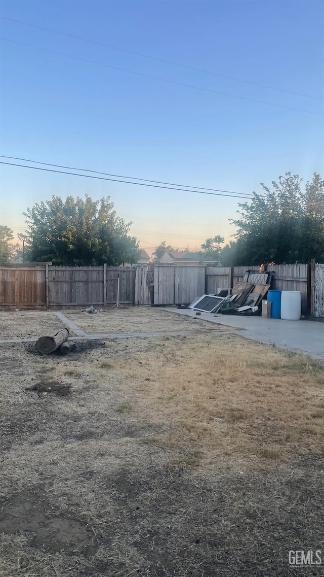 8300 Lexington Ave, Bakersfield, CA 93306 - view of yard