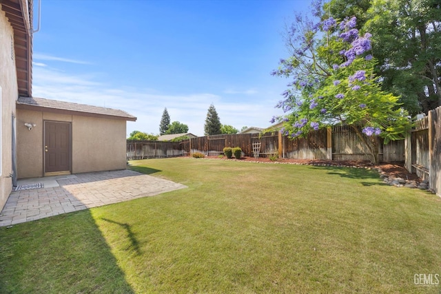 5820 Siena Ln, Bakersfield, CA 93308 - view of yard with a patio area