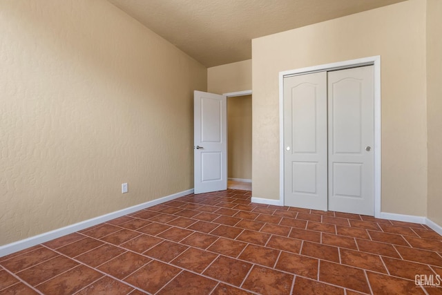 unfurnished bedroom featuring a closet and vaulted ceiling