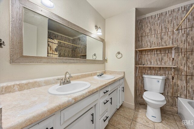 bathroom featuring a shower with curtain, a sink, and toilet
