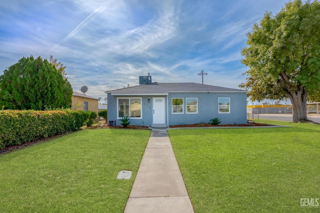 view of front facade featuring a front yard