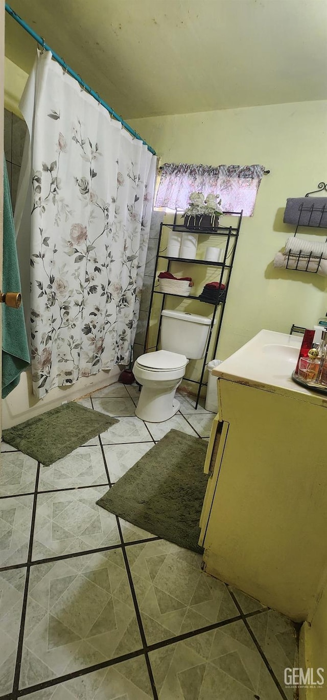 full bathroom with toilet, a shower with curtain, and vanity