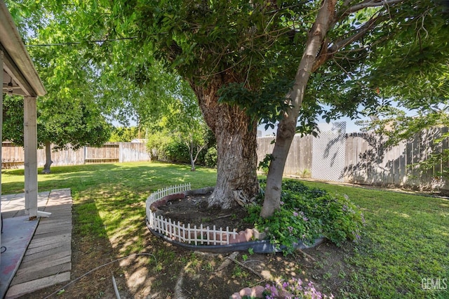 808 La Puente Dr, Bakersfield, CA 93309 - view of yard