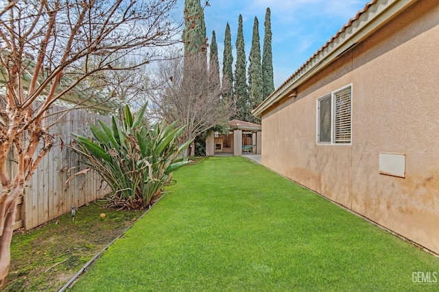 view of yard featuring fence