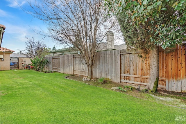 view of yard featuring fence