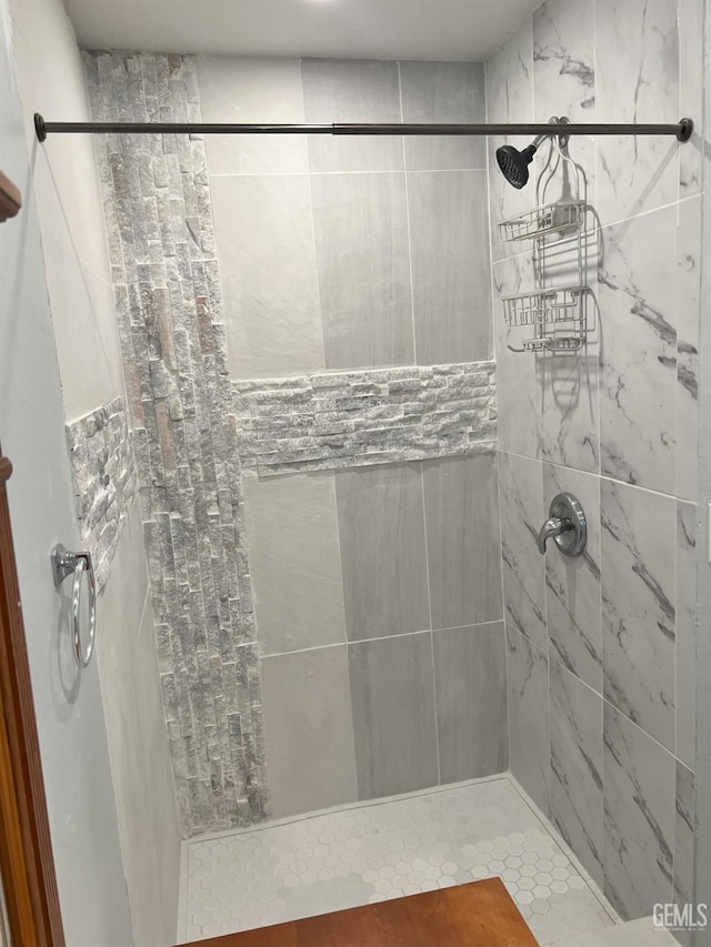 bathroom featuring a tile shower