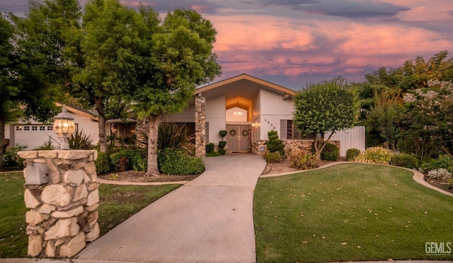 view of front of house featuring a yard