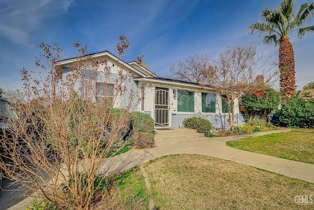 view of front facade with a front yard