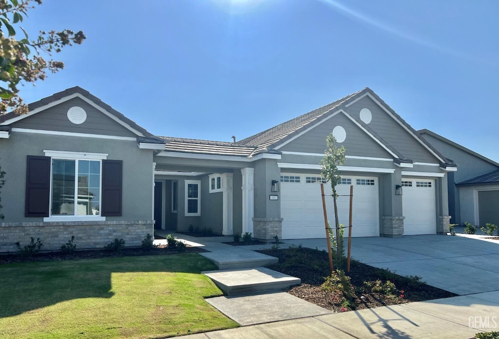 view of front of property featuring a front yard and a garage