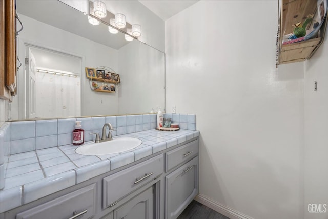 6305 Wolfe Creek Dr, Bakersfield, CA 93306 - full bath with vanity and decorative backsplash