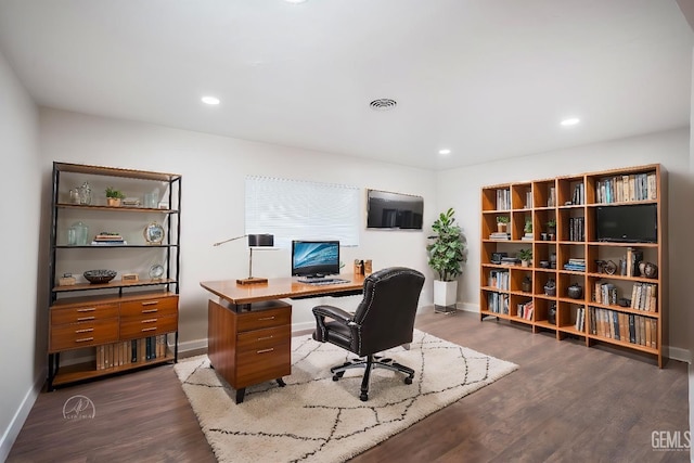 home office with recessed lighting, dark wood-style flooring, visible vents, and baseboards