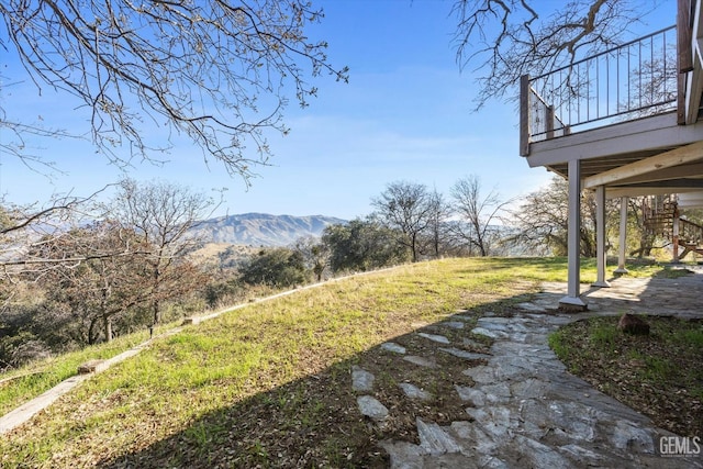 view of yard featuring a mountain view