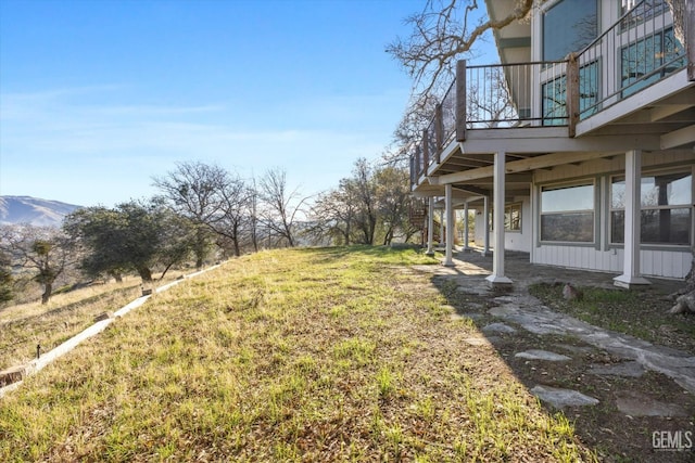 view of yard featuring a mountain view