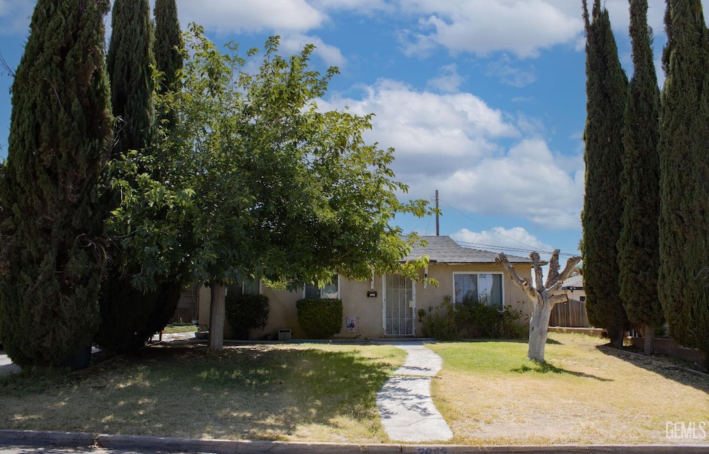 2613 Anza St, Bakersfield, CA 93305 - view of front of property featuring stucco siding and a front lawn