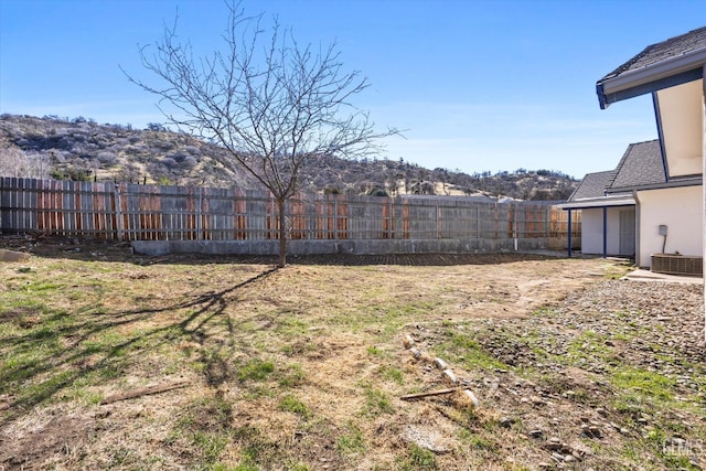 view of yard with a mountain view