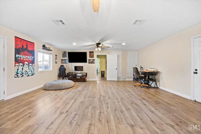 living area featuring ceiling fan, wood finished floors, recessed lighting, and baseboards