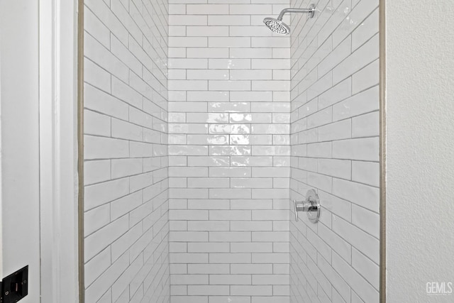 full bathroom featuring tiled shower