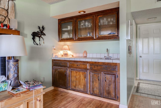 510 Sierra St, Taft, CA 93268 - bar featuring a sink and light wood-style flooring