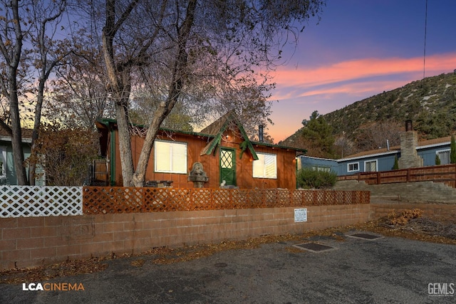 view of front of house featuring a mountain view