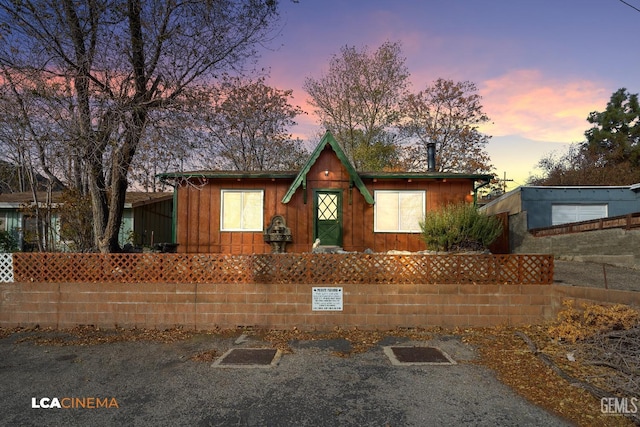 view of front of property