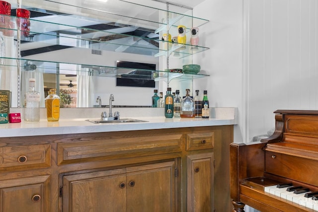 2513 Elm St, Bakersfield, CA 93301 - view of indoor wet bar