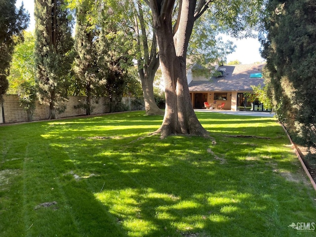 view of yard featuring fence