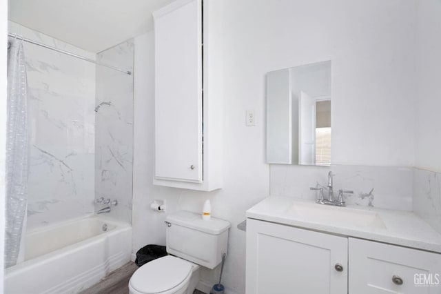 full bath with shower / bath combination with curtain, vanity, and toilet