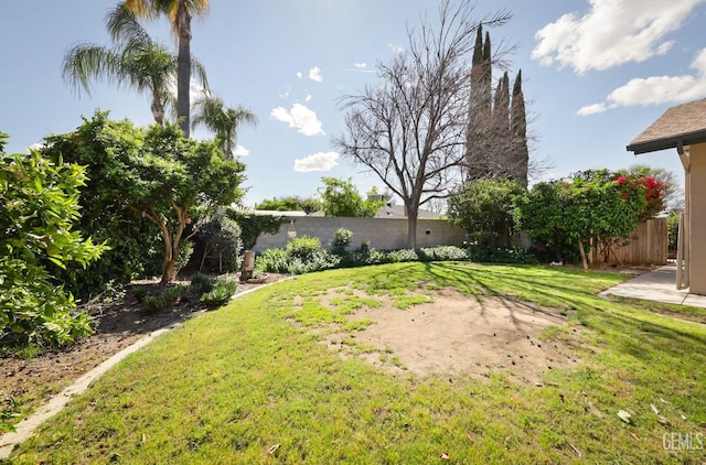 7001 Eloy Ave, Bakersfield, CA 93308 - view of yard featuring a fenced backyard
