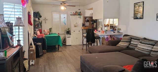 living room with plenty of natural light, ceiling fan, and light hardwood / wood-style flooring