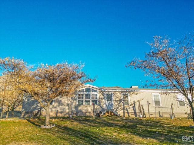 view of front facade featuring a front lawn