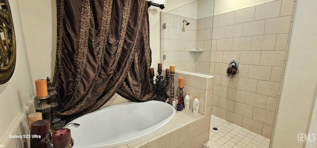 bathroom featuring a tile shower