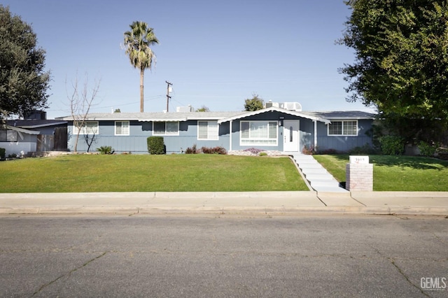 ranch-style home featuring a front lawn