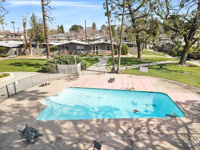 941 Panorama Dr, Bakersfield, CA 93305 - community pool with a patio area and a residential view