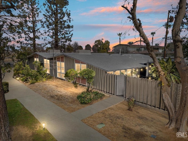 941 Panorama Dr, Bakersfield, CA 93305 - view of mid-century modern home