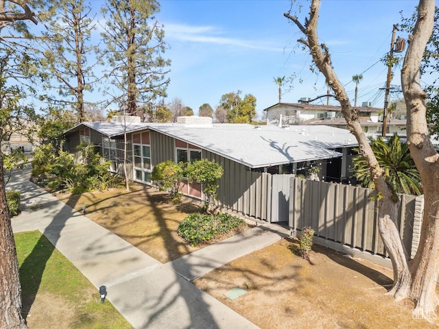 941 Panorama Dr, Bakersfield, CA 93305 - view of mid-century modern home